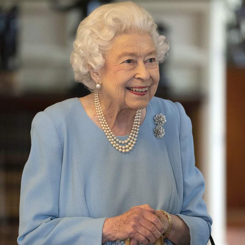 La reina Isabel II reaparece por videollamada tras los positivos de Carlos y Camilla