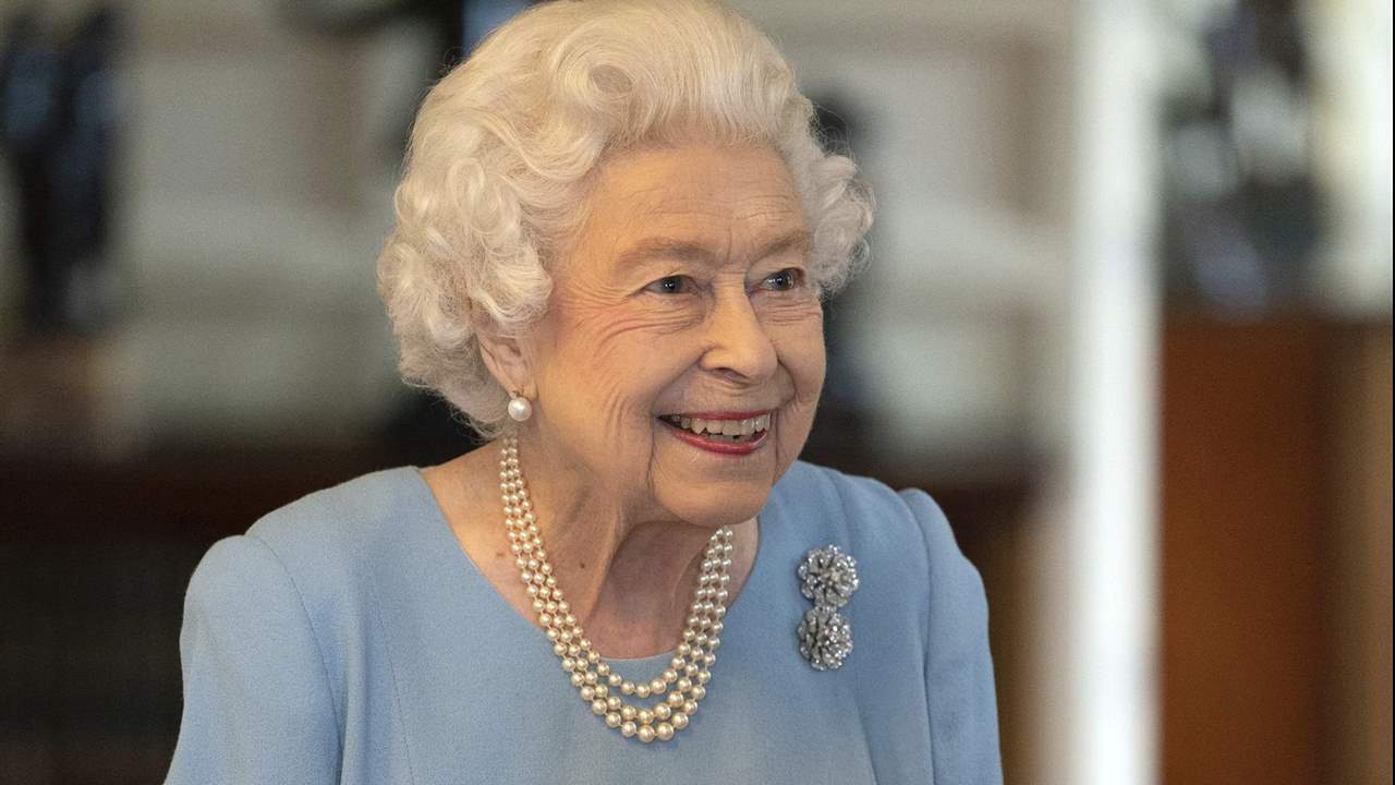 La reina Isabel II reaparece por videollamada tras los positivos de Carlos y Camilla
