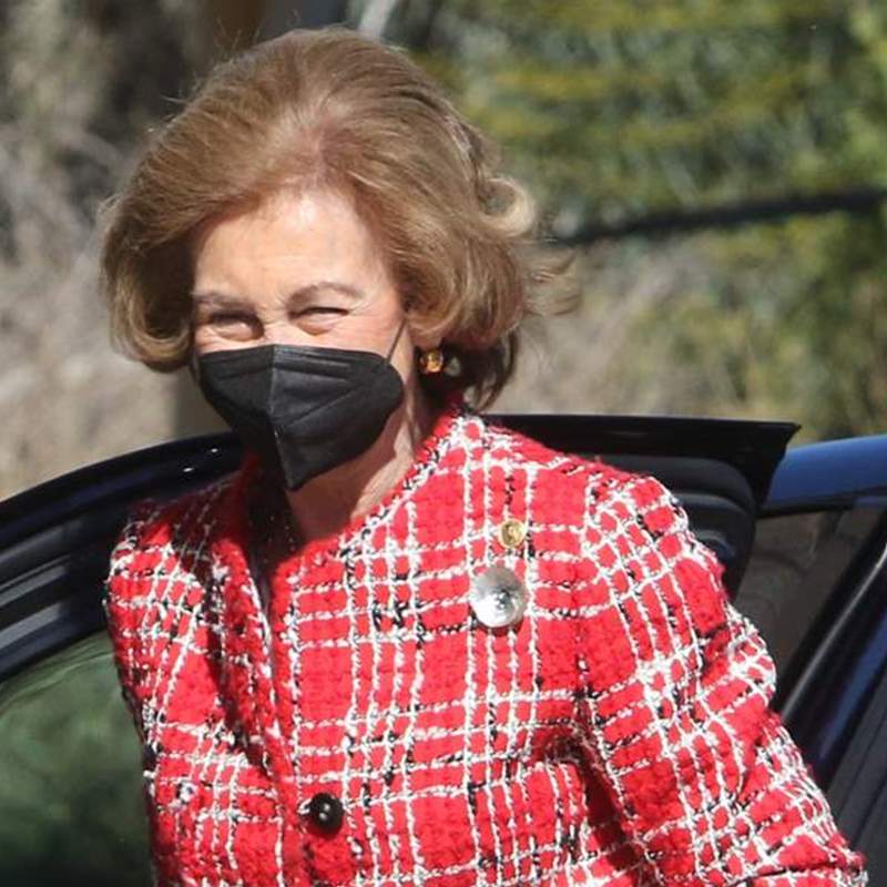 La reina Sofía reaparece en Málaga con la chaqueta roja que deseará heredar la reina Letizia