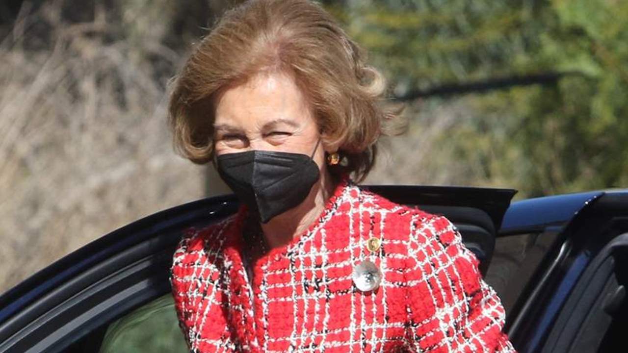 La reina Sofía reaparece en Málaga con la chaqueta roja que deseará heredar la reina Letizia