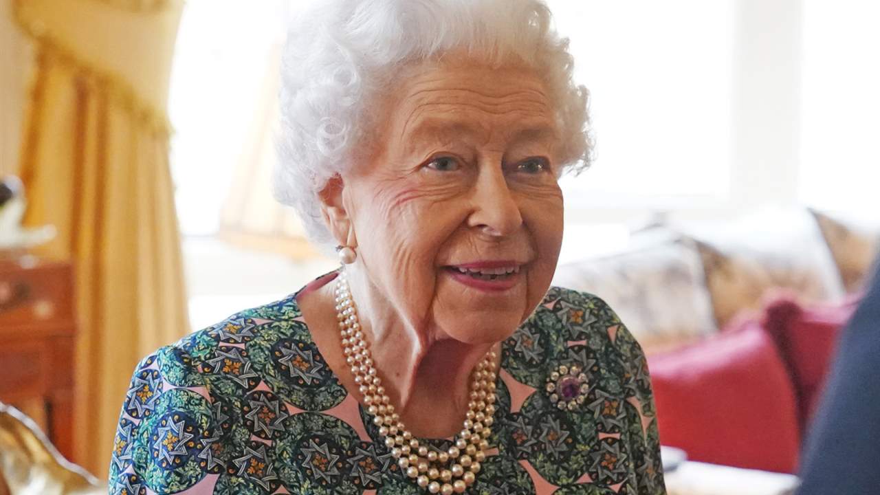 La reina Isabel II reconoce por primera vez sus problemas de salud: "No me puedo mover"