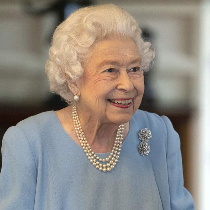 La reina Isabel II da positivo en coronavirus a sus 95 años