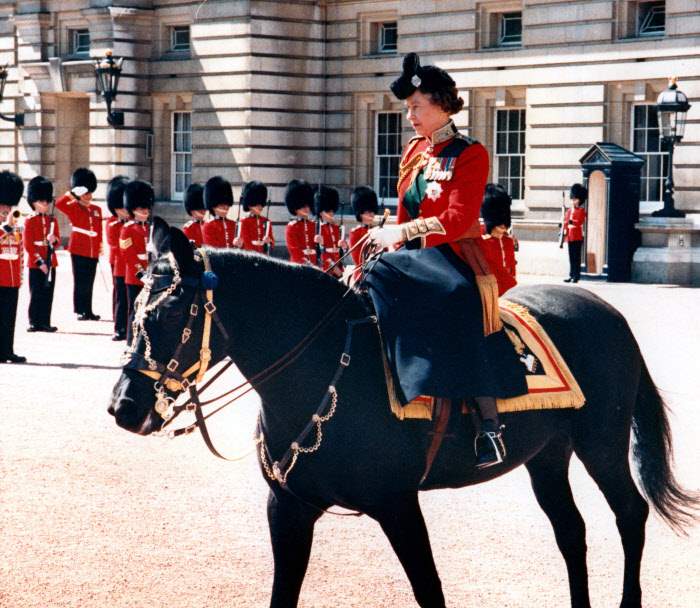 La Reina Isabel II montando su caballo Birmano 1986