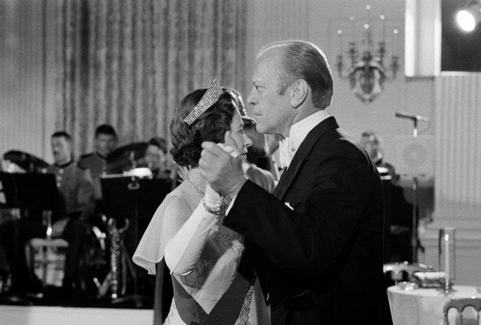 Reina Isabel II bailando con el presidente estadounidense Gerald Ford 1976