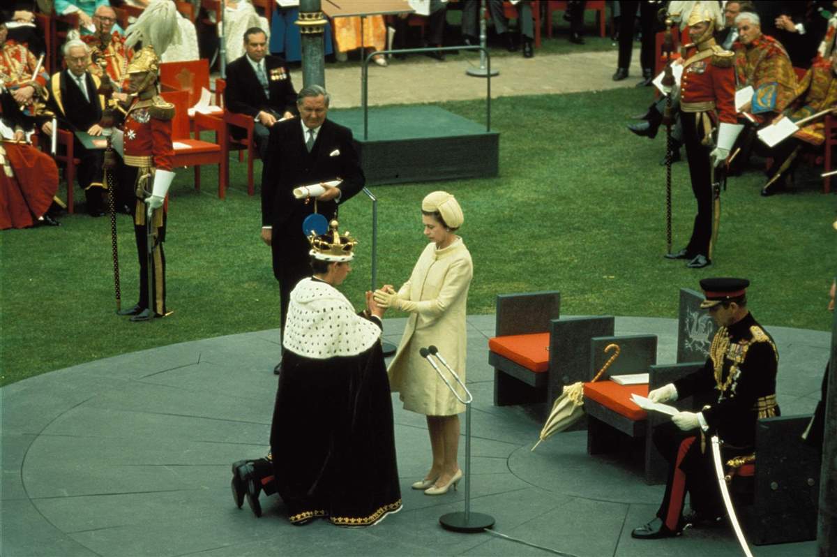 Reina Isabel II en la coronación de Carlos como príncipe de Gales 1969