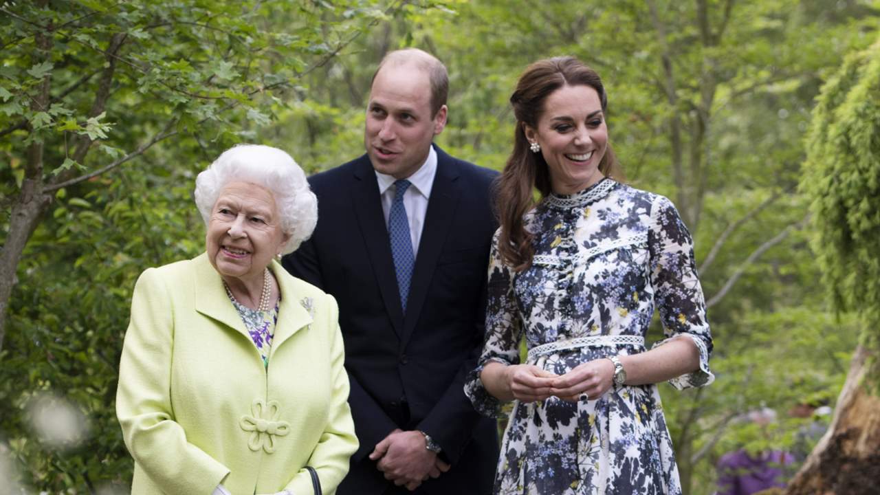 Reina Isabel II y los duques de Cambridge