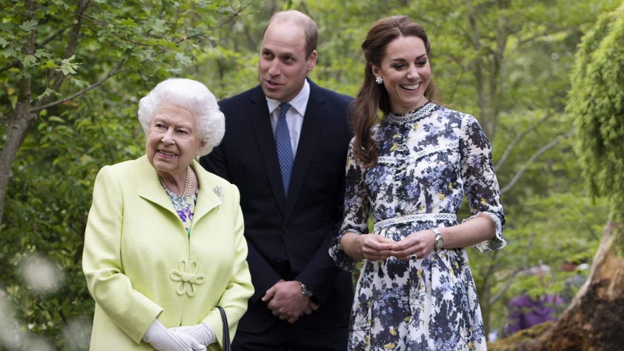 Kate Middleton y el príncipe Guillermo rinden homenaje a Isabel II con una imagen junto a sus bisnietos