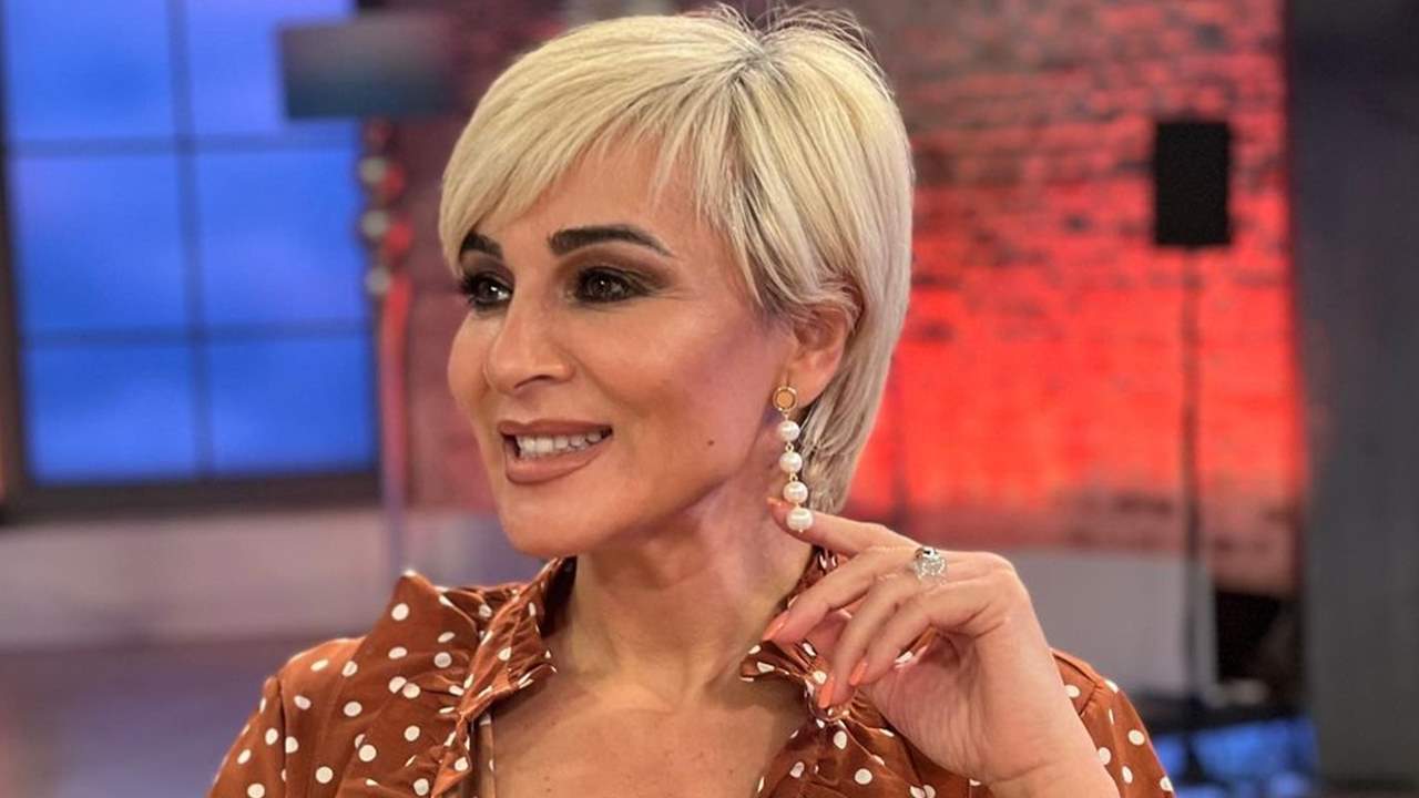 Ana María Aldón sabe como sacarle todo el partido a su corte pixie con flequillo XXL