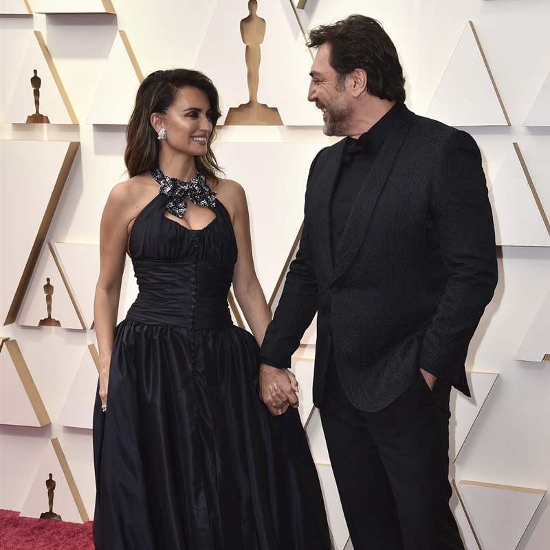 Penélope Cruz y Javier Bardem, con looks a juego, derrochan complicidad y felicidad en los Oscar
