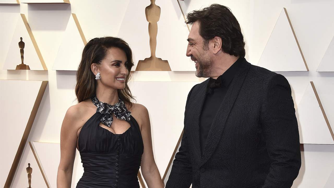 Penélope Cruz y Javier Bardem, con looks a juego, derrochan complicidad y felicidad en los Oscar
