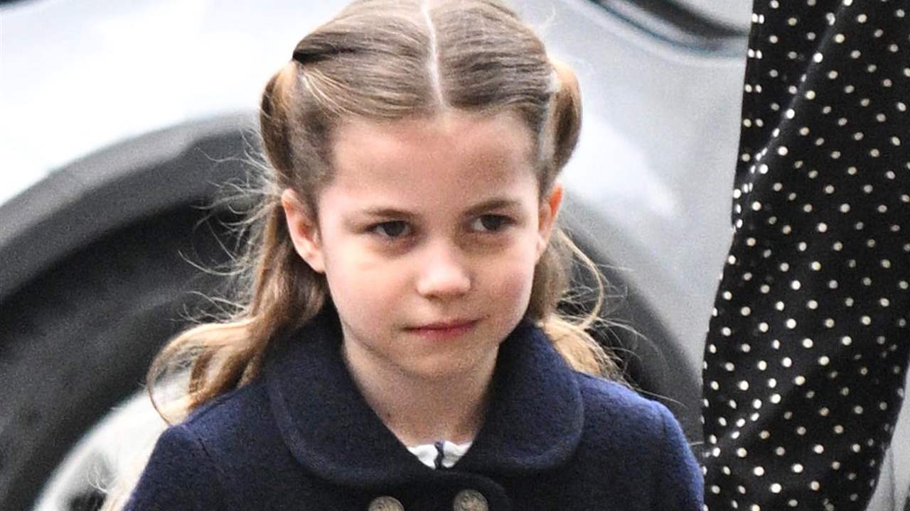 La princesa Charlotte luce un abrigo español en el homenaje al duque de Edimburgo
