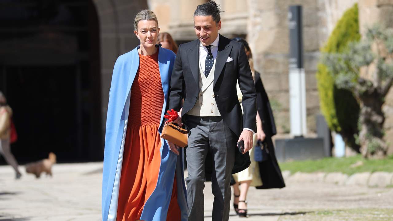 Marta Ortega, en la boda de Álvaro Falcó e Isabelle Junot con el abrigo azul ideal para un look invitada de primavera