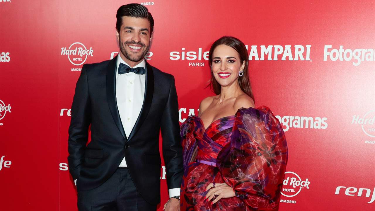 Paula Echevarría y Miguel Torres, radiantes, posan en la alfombra roja de los Premios Fotogramas de Plata
