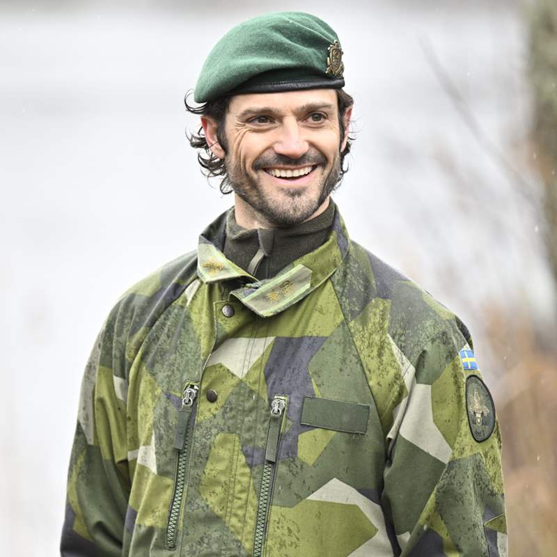 El príncipe Carlos Felipe de Suecia sorprende en su último acto vestido de militar