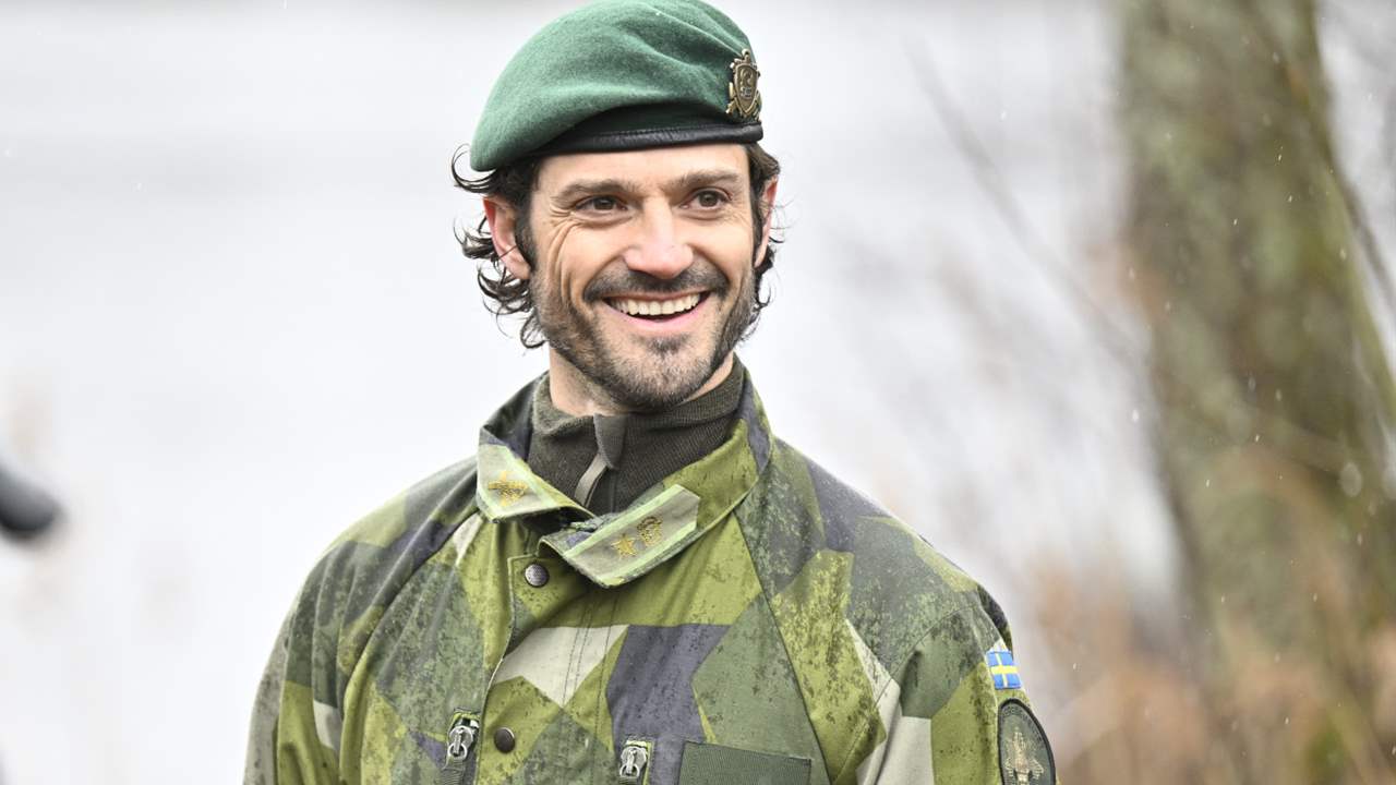 El príncipe Carlos Felipe de Suecia sorprende en su último acto vestido de militar