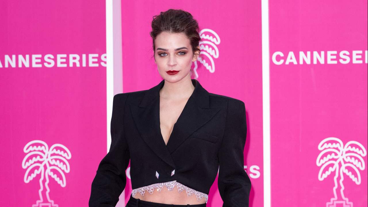 Laura Escanes sorprende en Cannes con la mejor alternativa al clásico traje de chaqueta