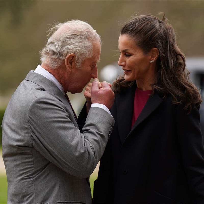 La reina Letizia, muy cariñosa con el príncipe Carlos, cambia el verde por el burdeos en su regreso a Reino Unido