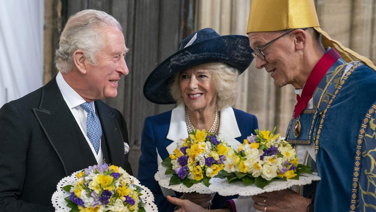 Carlos y Camilla presiden la tradicional misa de Jueves Santo ante la ausencia histórica de Isabel II