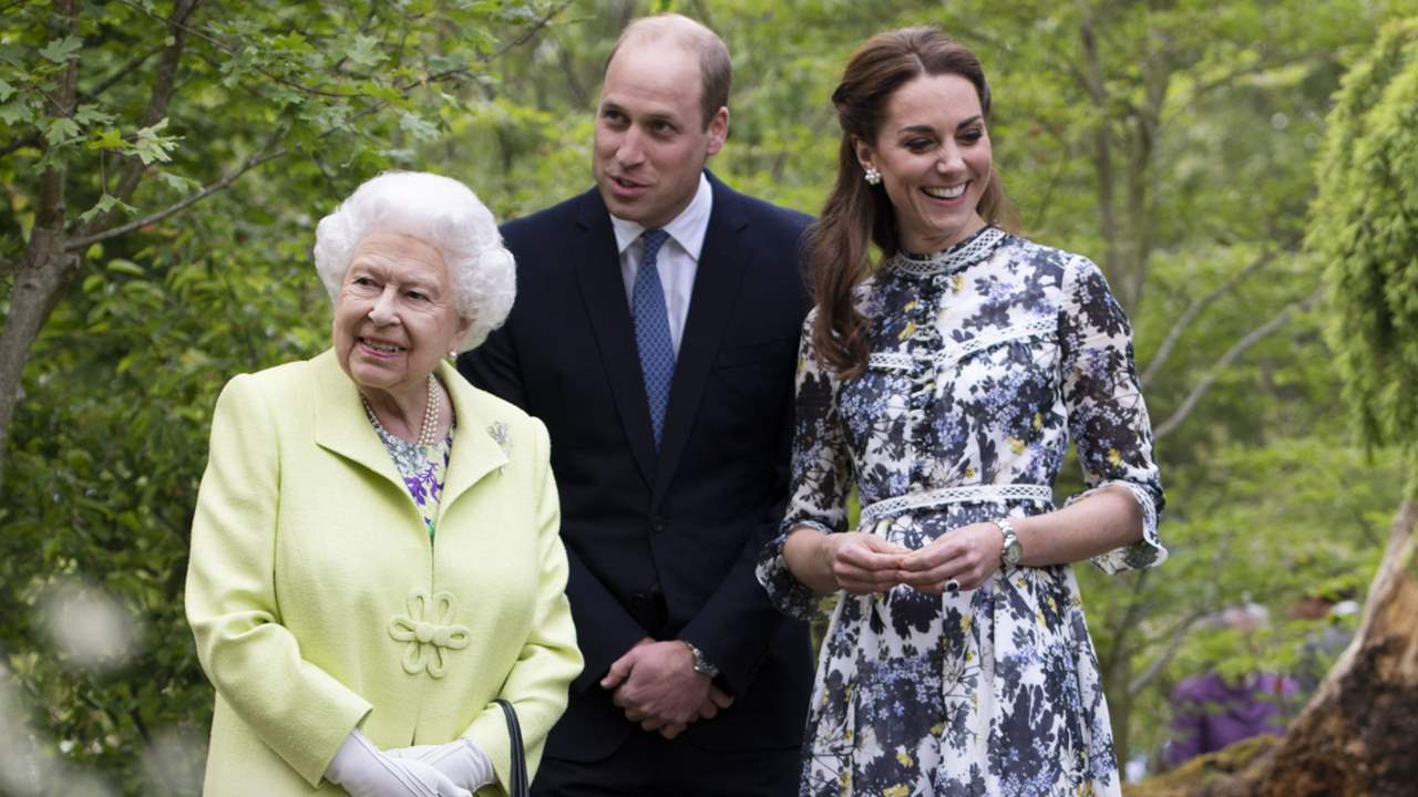 Kate Middleton y el príncipe Guillermo felicitan a Isabel II con la foto más especial con sus bisnietos