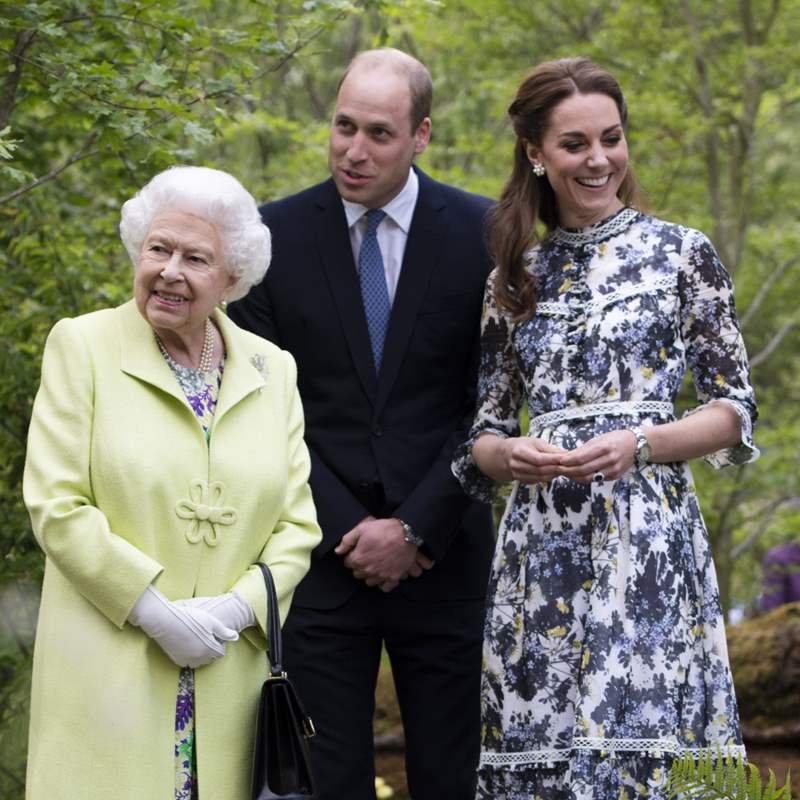 Kate Middleton y el príncipe Guillermo felicitan a Isabel II con la foto más especial con sus bisnietos