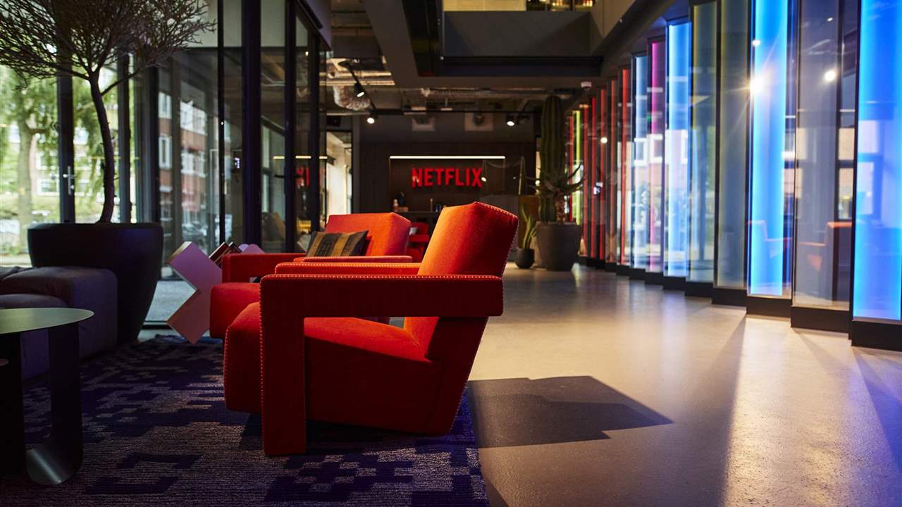 Netflix pierde 200.000 suscriptores y aplica cambios: menos series, anuncios y restricciones en las cuentas