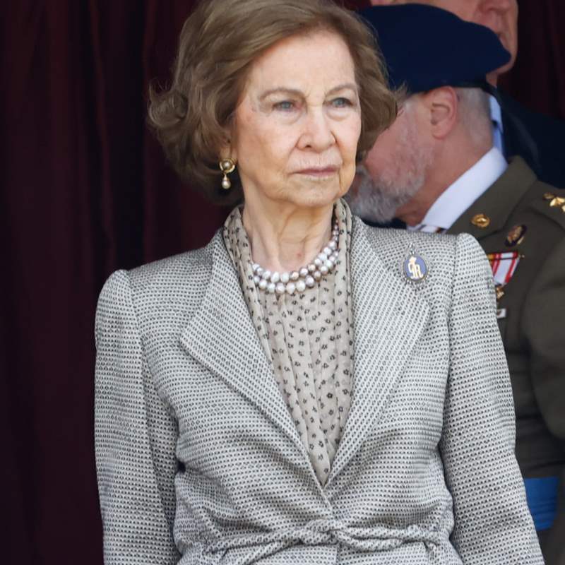 La reina Sofía reaparece, muy seria, tras el reencuentro de sus hijas con el rey emérito en Abu Dabi