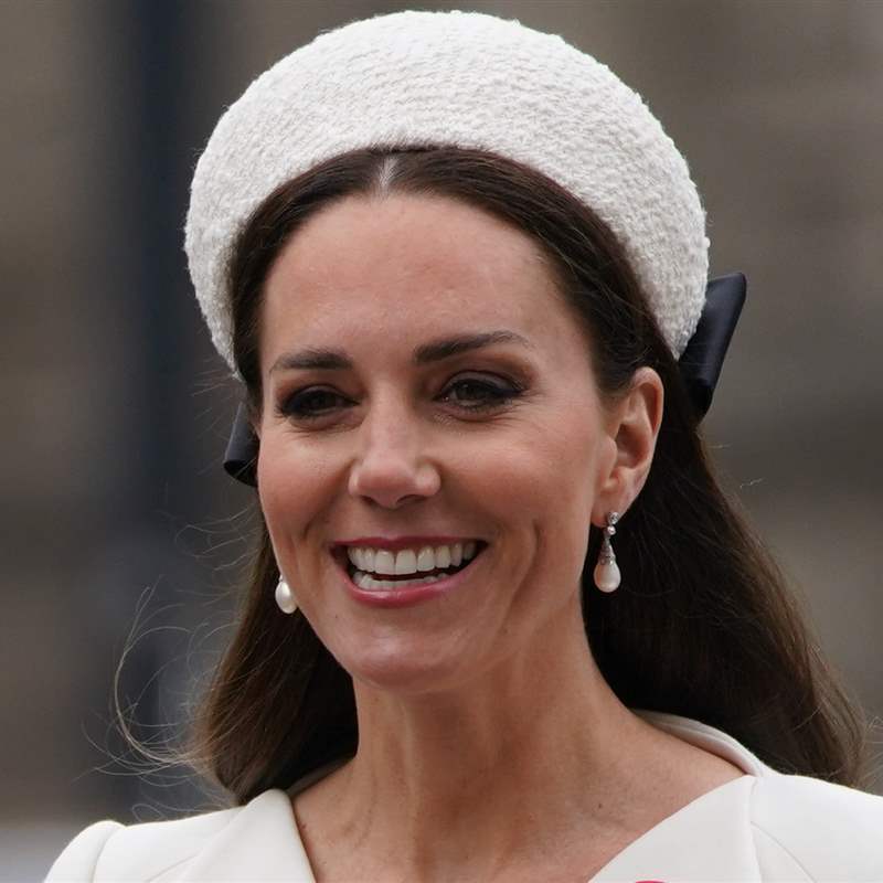 Kate Middleton, radiante de blanco, recupera el vestido del bautizo de la princesa Charlotte