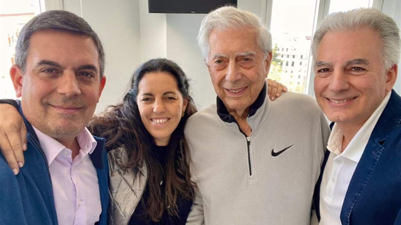 Mario Vargas Llosa reaparece junto a sus hijos tras superar el covid