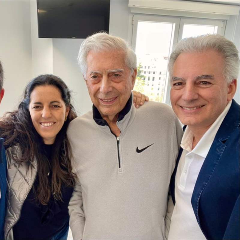 Mario Vargas Llosa con sus hijos tras superar el covid