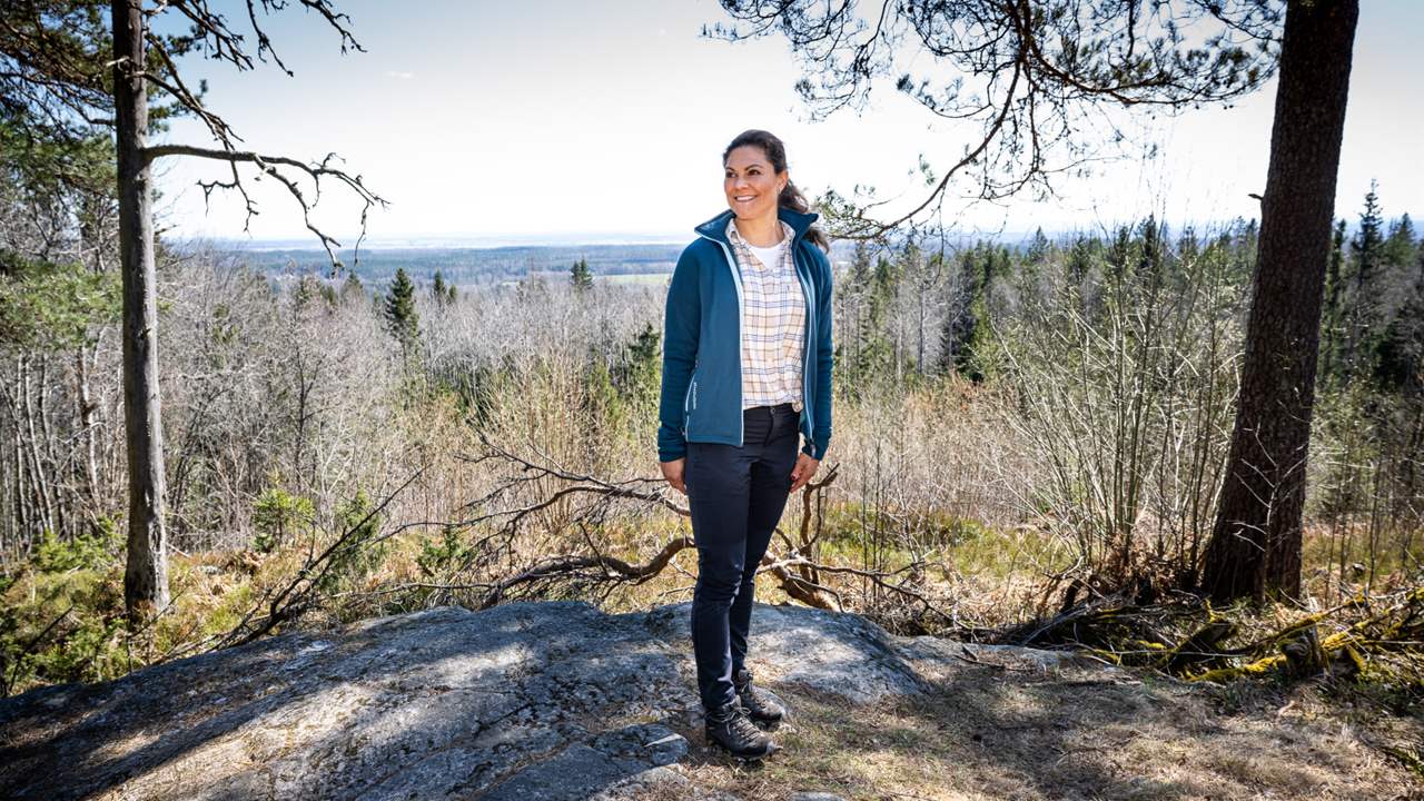 Victoria de Suecia, con mascota pero sin marido, retoma su ruta de promoción por los 30 parques naturales del país