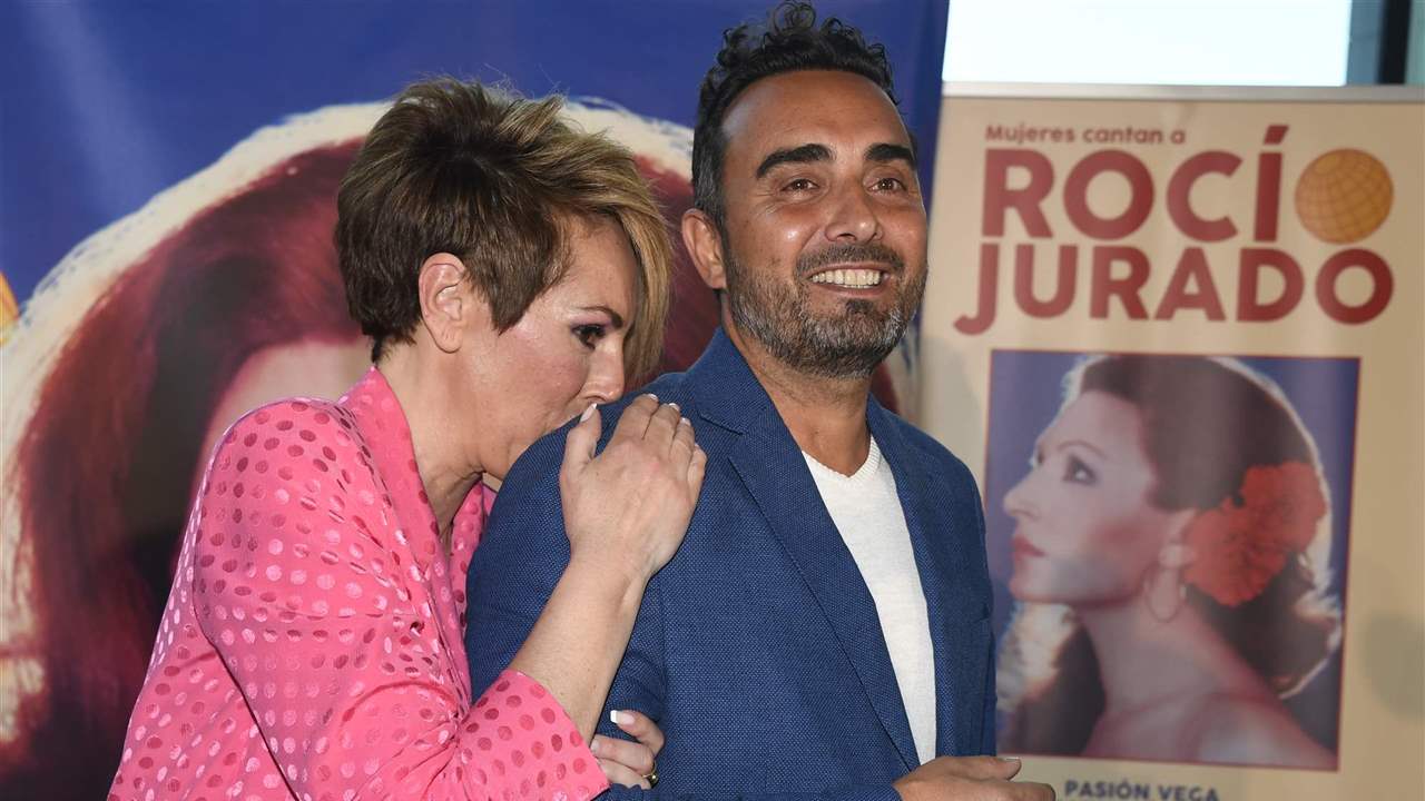 Los besos y gestos de amor de Rocío Carrasco y Fidel Albiac en Sevilla