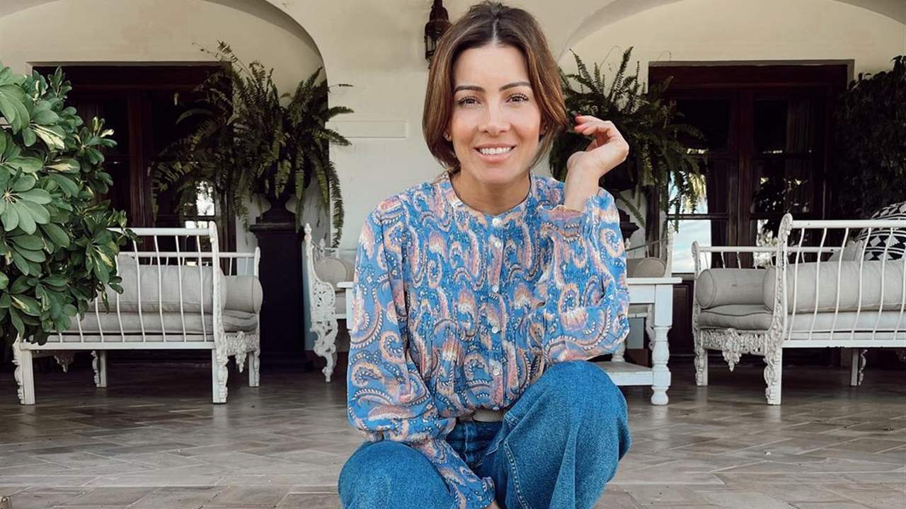 El look diez de Virginia Troconis con la blusa más bonita y los jeans modernos que mejor sientan