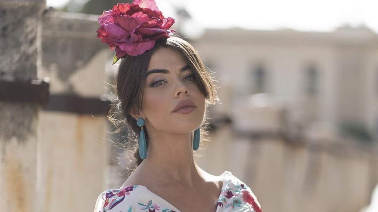 Violeta Mangriñán luce la manicura más versátil y elegante que combina con todos los trajes de flamenca para la Feria de Abril