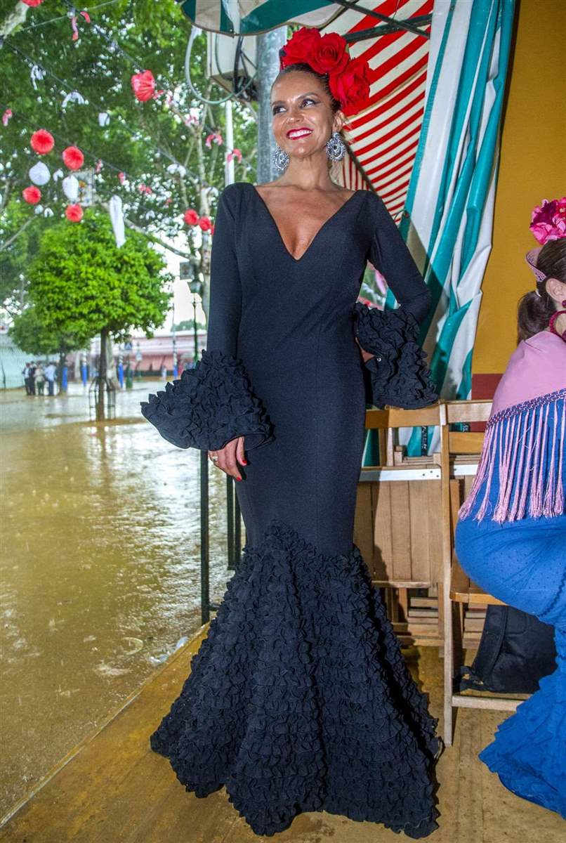 Marta López o Makoke? Lucen el mismo traje de flamenca en la Feria de con dos looks diferentes