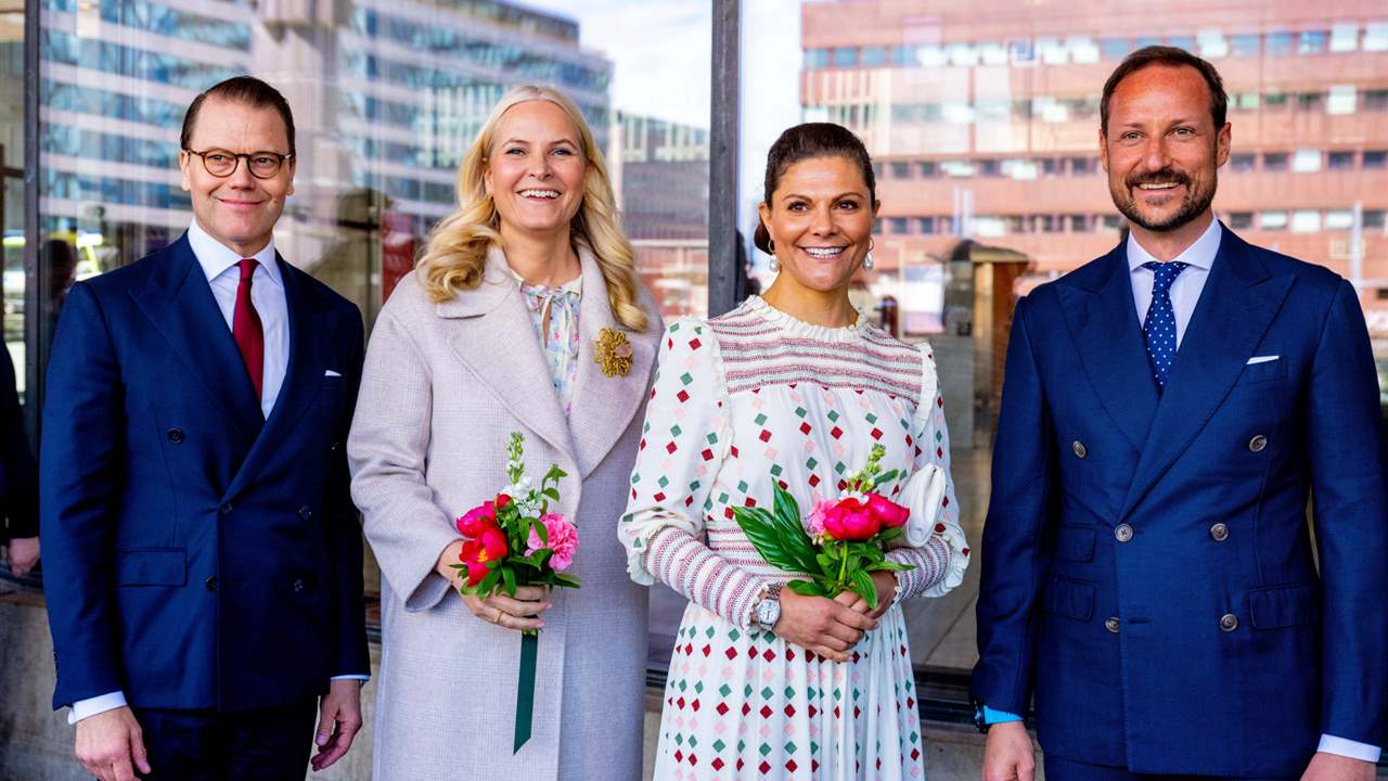 El emotivo mensaje que Mette-Marit de Noruega le ha dedicado a Victoria de Suecia durante su visita a Estocolmo
