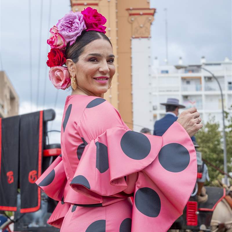 Raquel Bollo sabe cómo combinar un traje de flamenca rosa para ir cómoda y con estilo a la Feria de Abril