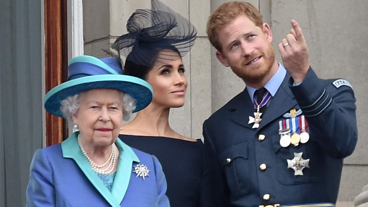 La reina Isabel equipara al príncipe Harry con su hijo Andrés y le excluye de su Jubileo de Platino