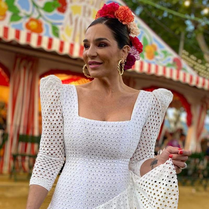 El truco de Raquel Bollo para presumir de cintura de avispa en sus looks de flamenca