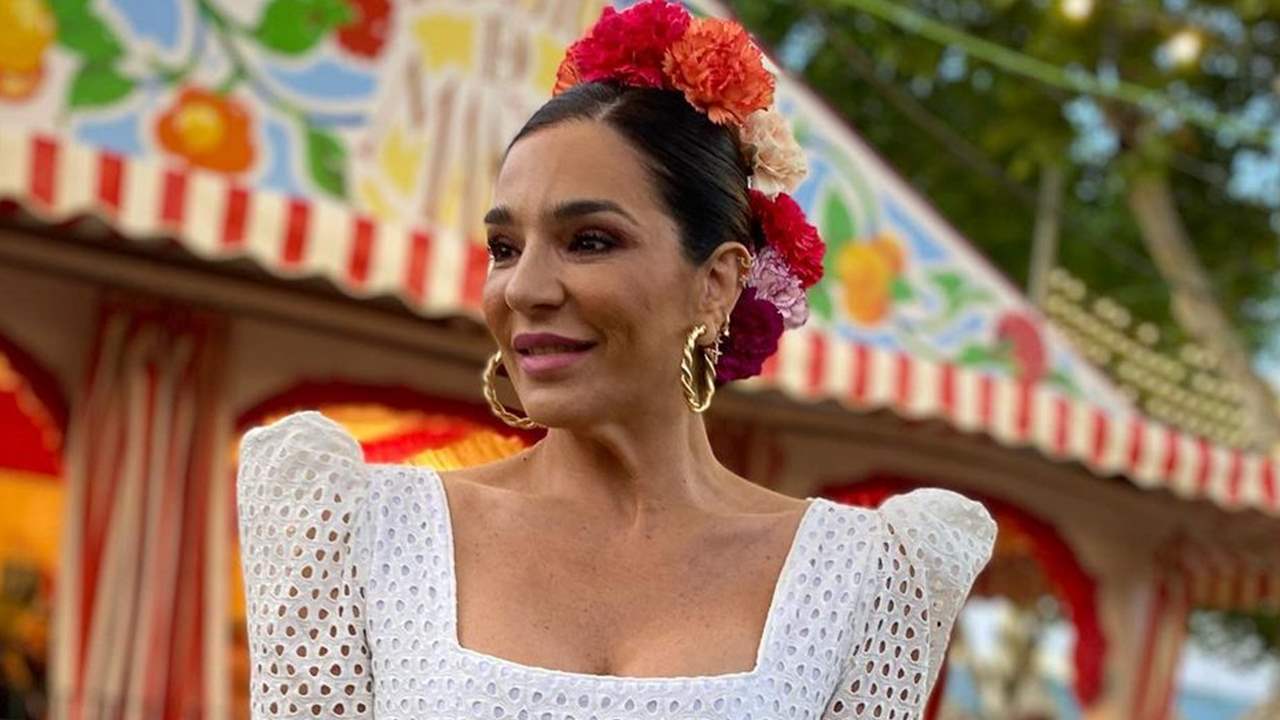 El truco de Raquel Bollo para presumir de cintura de avispa en sus looks de flamenca