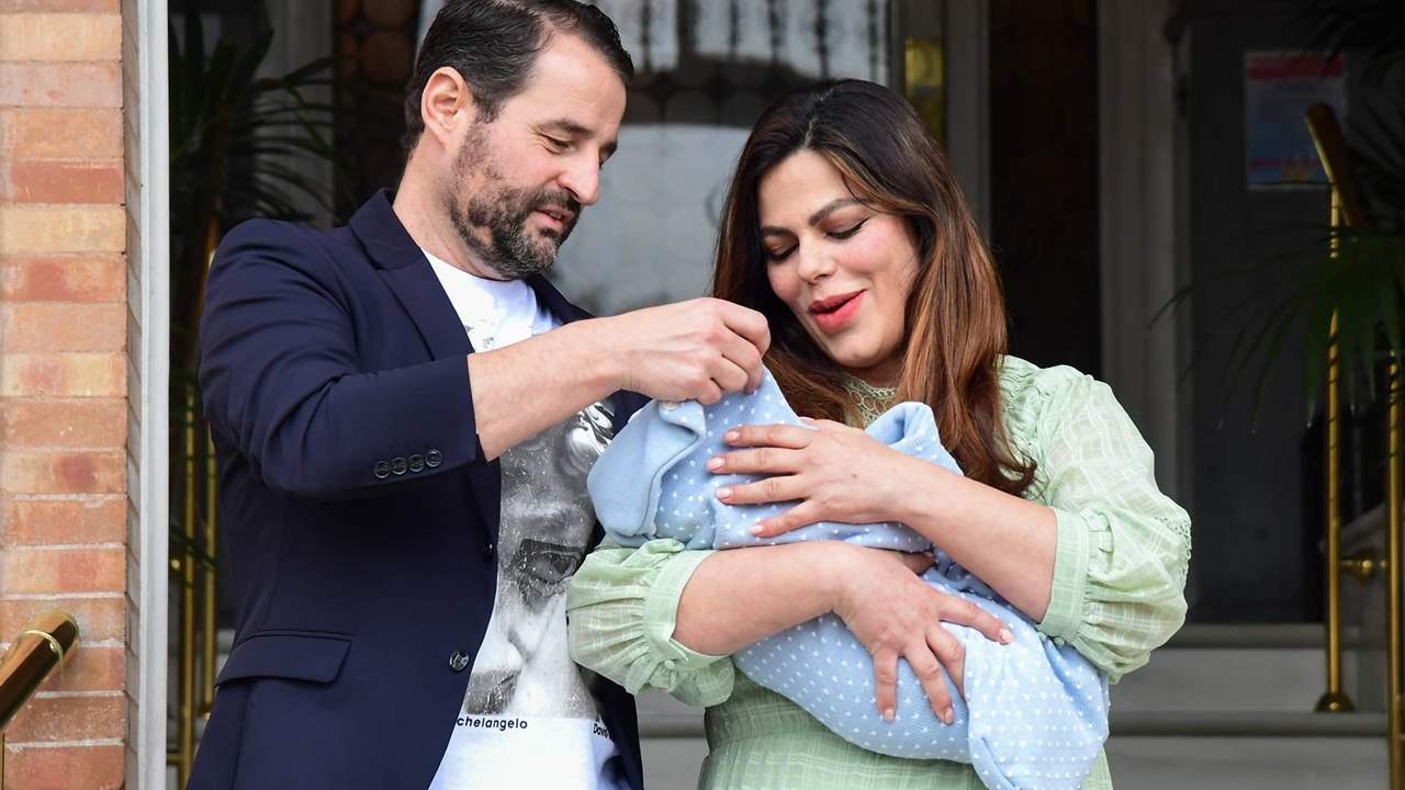 Marisa Jara presenta a su hijo Tomás, acompañada de su novio Miguel