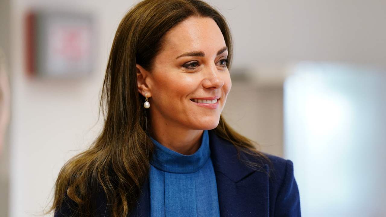 Kate Middleton sigue los pasos de la reina Letizia y agota una blusa en apenas unas horas