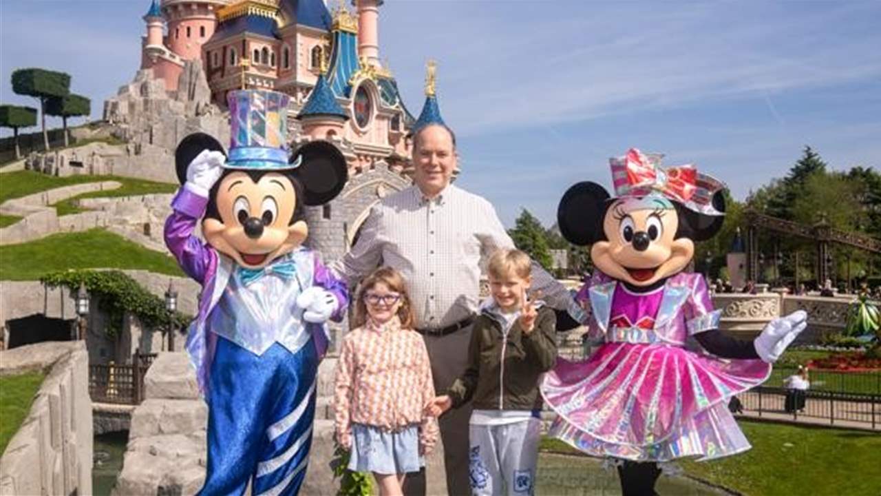 Con Mickey y Minnie... pero sin mamá. Alberto de Mónaco se lleva a los mellizos a Disneyland Paris sin Charlene