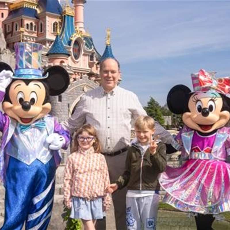 Con Mickey y Minnie... pero sin mamá. Alberto de Mónaco se lleva a los mellizos a Disneyland Paris sin Charlene