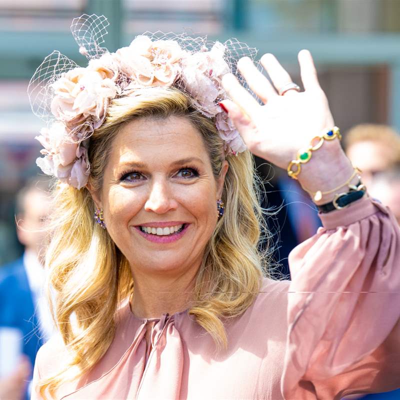 Máxima de Holanda, "reina" de los complementos, con diadema y turbante en menos de 24 horas 