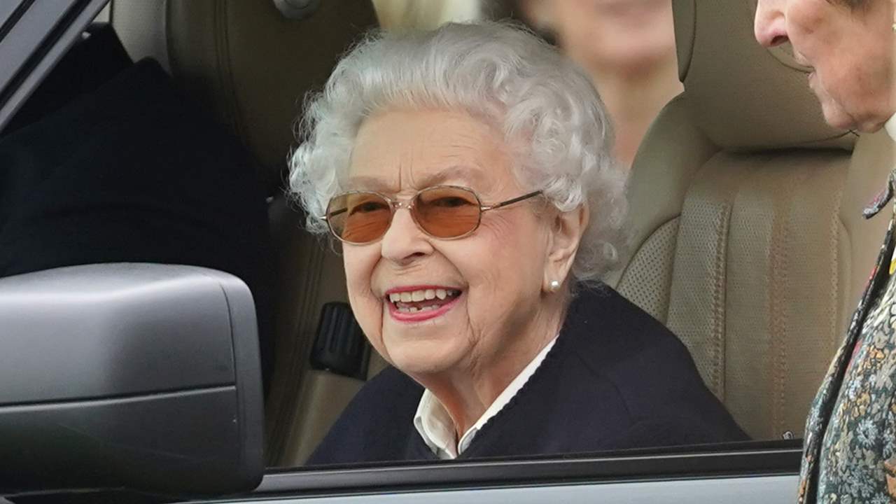 Isabel II reaparece tras los últimos problemas de salud que le han mantenido alejada de sus responsabilidades
