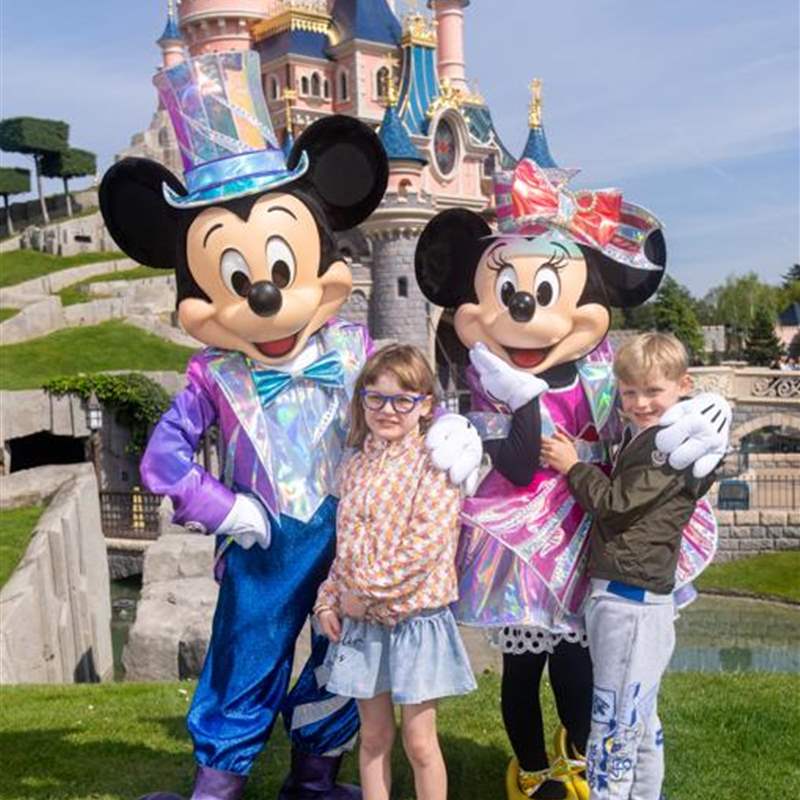 Gabriella de Mónaco sorprende con un complemento nuevo en su viaje a Disneyland Paris