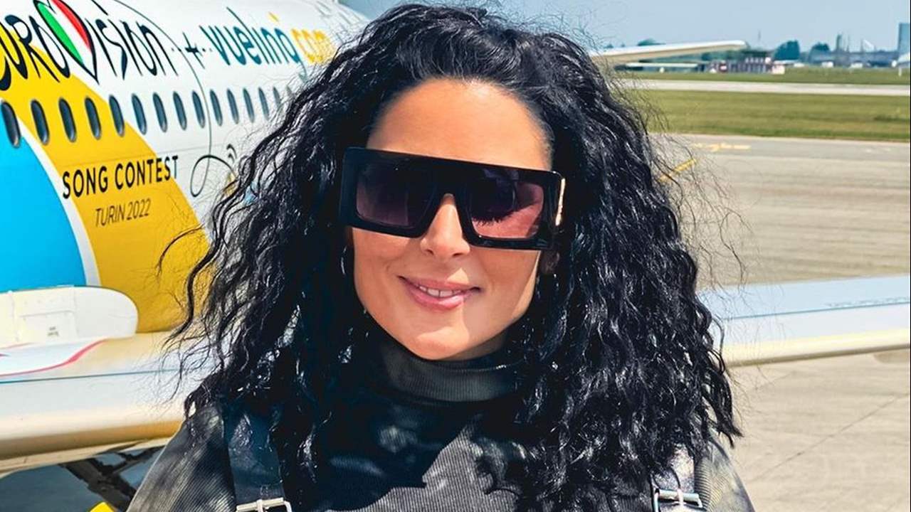 Rosa López protagoniza un momento viral al colarse en un avión lleno de Eurofans