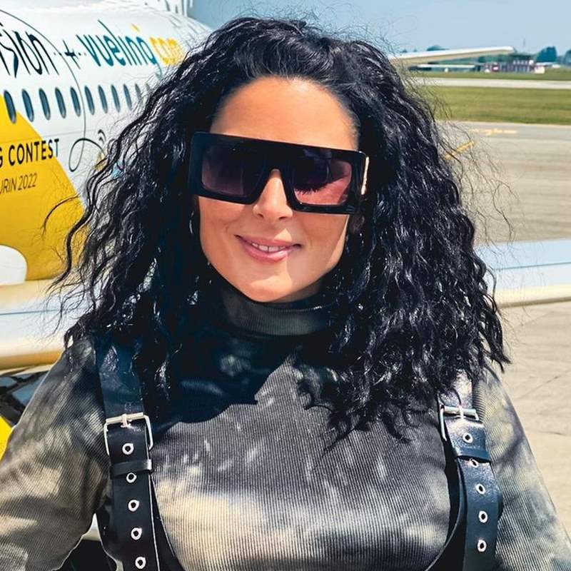 Rosa López protagoniza un momento viral al colarse en un avión lleno de Eurofans