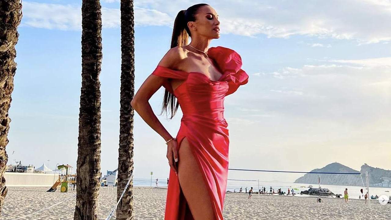Nieves Álvarez enamora en Eurovisión 2022 con el vestido fucsia de invitada más espectacular