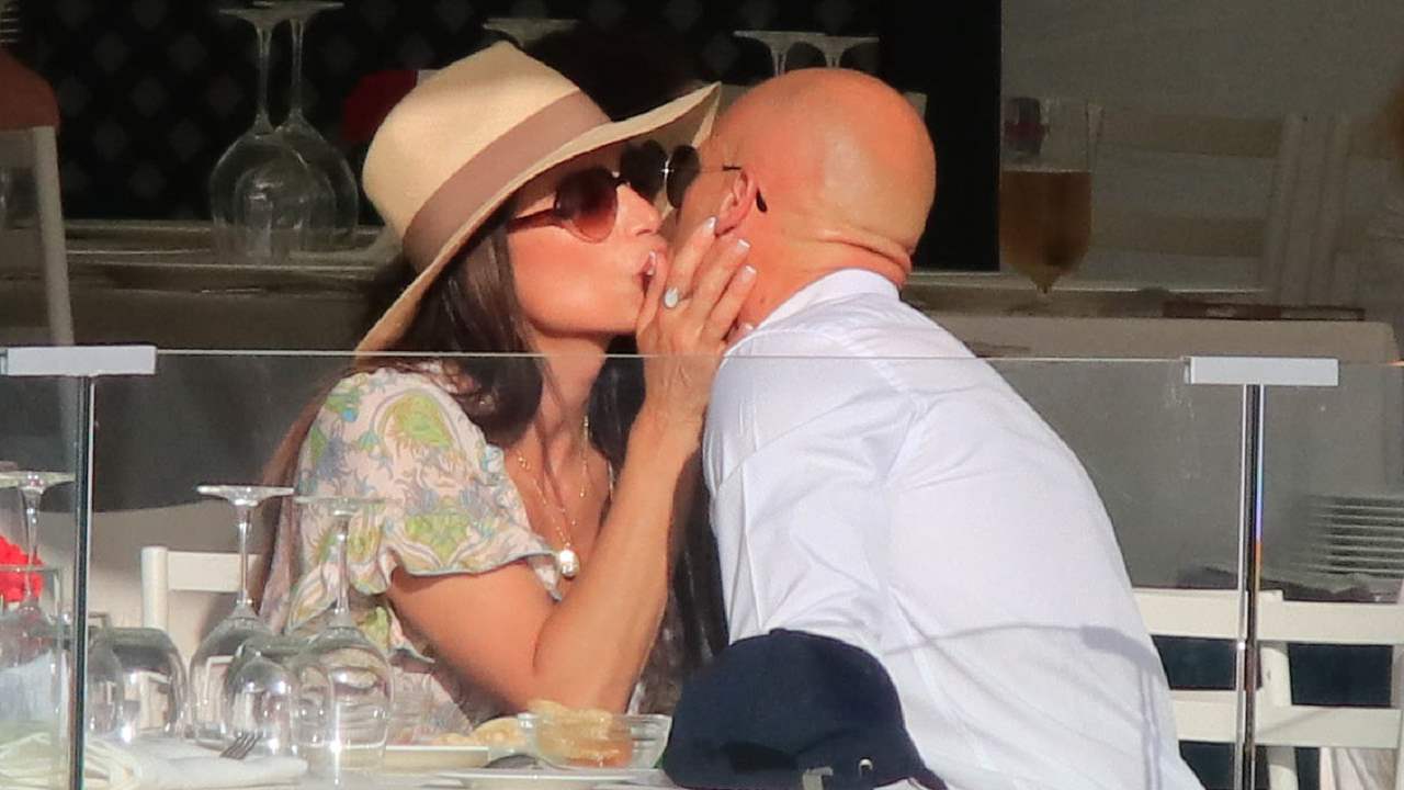 Sonia Ferrer y su novio, Sergio Fontecha, se comen a besos en la hípica